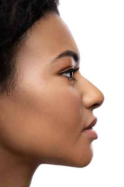 Retrato Joven Hermosa Mujer Negra Con Piel Lisa Sobre Fondo —  Fotos de Stock