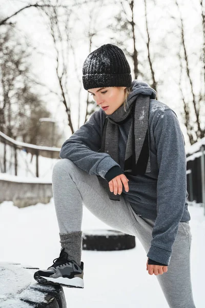 Jonge Atletische Vrouw Tijdens Haar Outdoor Winter Workout Met Een — Stockfoto