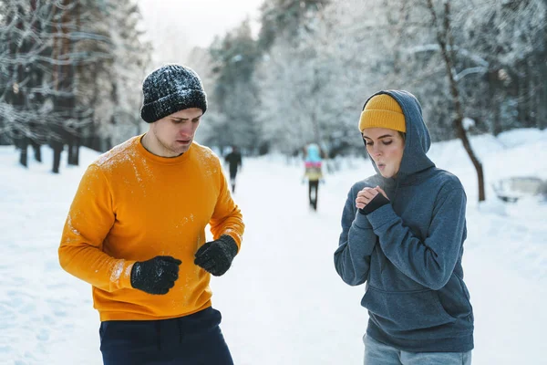 Sportief Koppel Tijdens Het Winterjoggen Besneeuwd Stadspark — Stockfoto