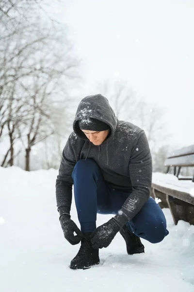 Biegacz Sznuruje Buty Podczas Treningu Zimowego Parku Miejskim — Zdjęcie stockowe