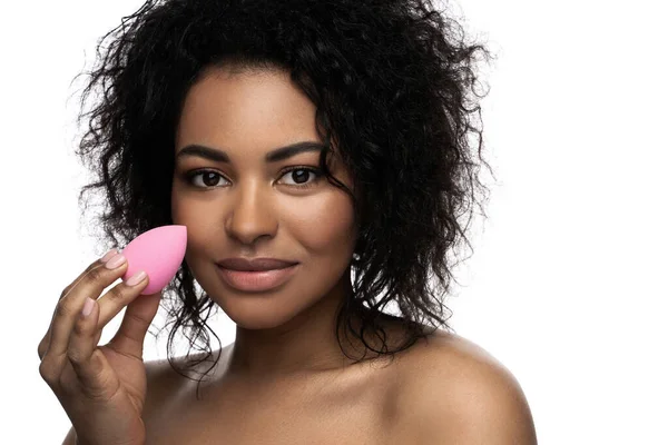 Beautiful Black Woman Smooth Skin Pink Makeup Sponge White Background — Stock Photo, Image