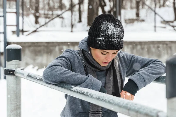 Młoda Wysportowana Kobieta Podczas Zimowego Treningu Świeżym Powietrzu Równoległych Barach — Zdjęcie stockowe