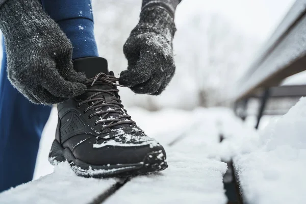 Jogger Man Snöre Sina Skor Sin Vinter Träning Stadspark — Stockfoto