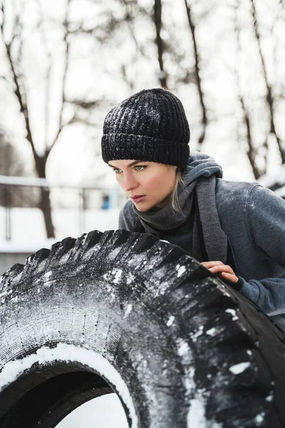 Sterke Atletische Vrouw Oefenen Met Een Band Tijdens Haar Training — Stockfoto