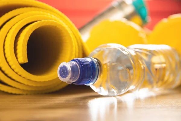 Close Bottle Still Water Yellow Fitness Mat — Stock Photo, Image