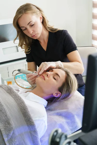 Cliente Mujer Durante Limpieza Facial Profunda Una Clínica Cosmetología — Foto de Stock