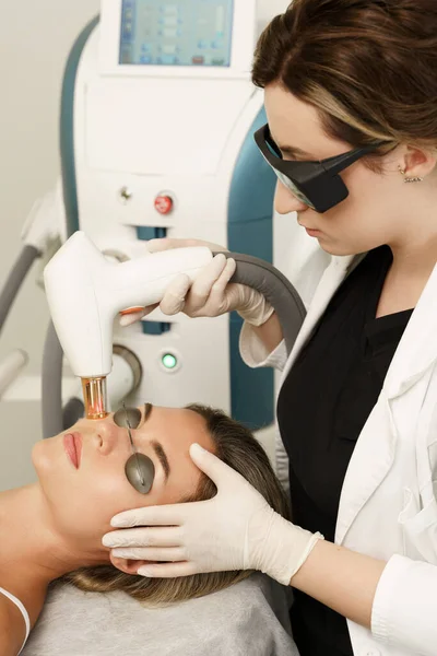 Vrouwelijke Cliënt Tijdens Ipl Behandeling Een Kosmetologische Kliniek — Stockfoto