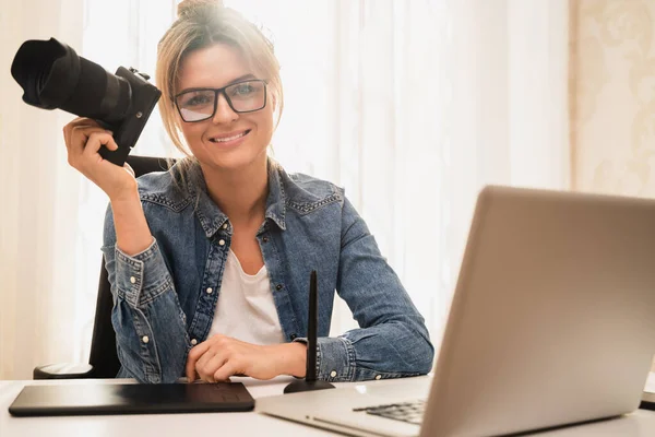 Jovem Feliz Fotógrafo Mulher Com Uma Câmera Sem Espelho Local — Fotografia de Stock