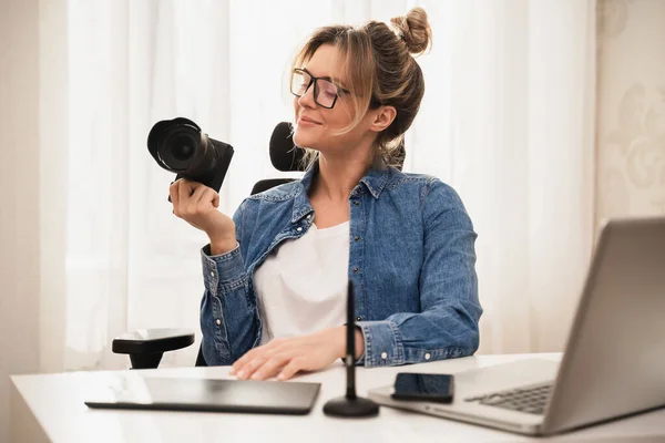 Joven Feliz Fotógrafa Con Una Cámara Sin Espejo Lugar Trabajo — Foto de Stock