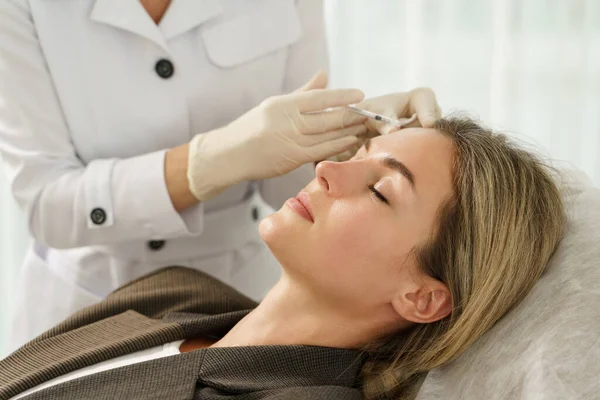 Cliente Femenino Durante Inyecciones Relleno Facial Clínica Médica Estética — Foto de Stock