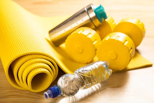 Close Yellow Dumbbells Fitness Mat Bottle Still Water Floor — Stock Photo, Image