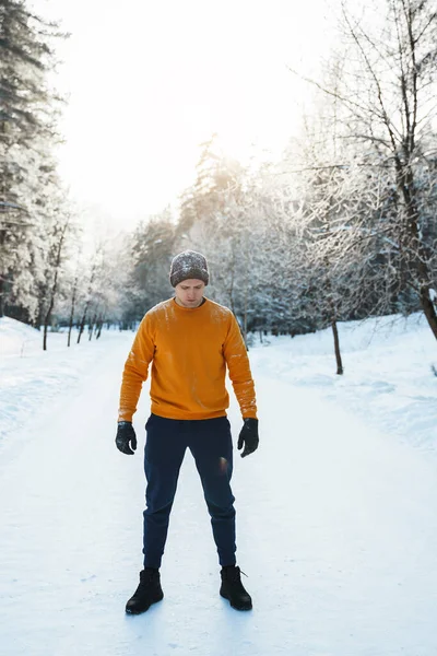 Ung Och Stilig Joggare Man Sin Träning Vinterparken — Stockfoto