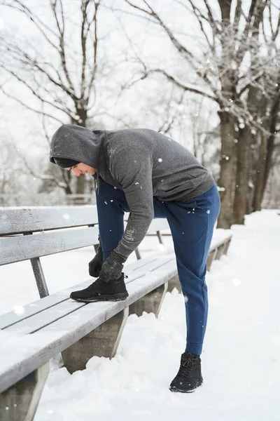 Jogger Man Veters Zijn Schoenen Tijdens Zijn Winter Workout Een — Stockfoto