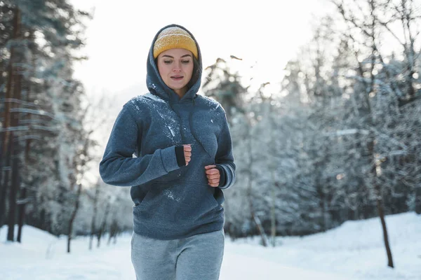 Biegaczka Podczas Treningu Joggingowego Zimowy Śnieżny Dzień — Zdjęcie stockowe