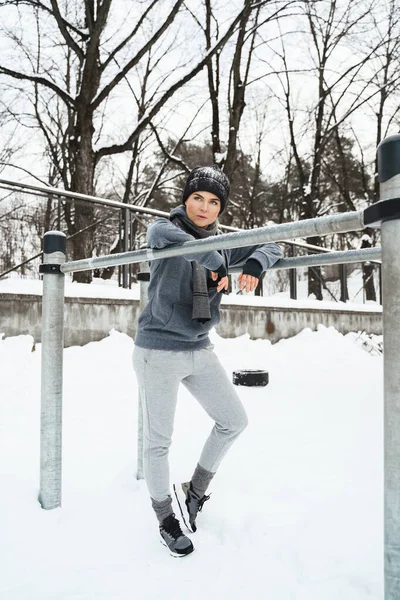 Jonge Atletische Vrouw Tijdens Haar Winter Outdoor Workout Parallelle Bars — Stockfoto