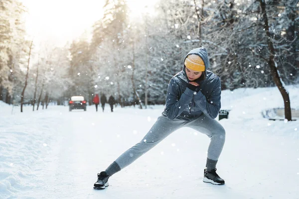 Jonge Atletische Vrouw Opwarmen Voor Haar Wintertraining Tijdens Zonnige Besneeuwde — Stockfoto