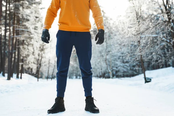 Man Tijdens Haar Jogging Training Tijdens Winter Besneeuwde Dag — Stockfoto