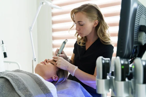 Bir Kozmetoloji Kliniğinde Yüz Temizleme Programı Sırasında Kadın Müşteri — Stok fotoğraf