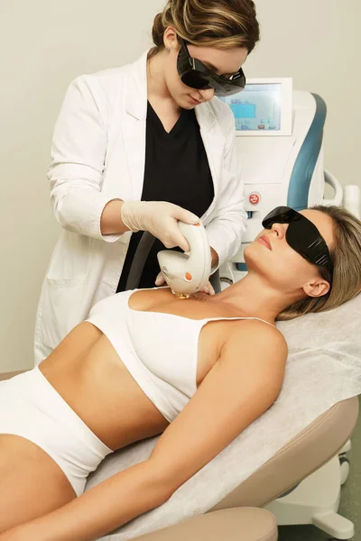 Kobieta Klient Podczas Leczenia Ipl Klinice Kosmetycznej — Zdjęcie stockowe