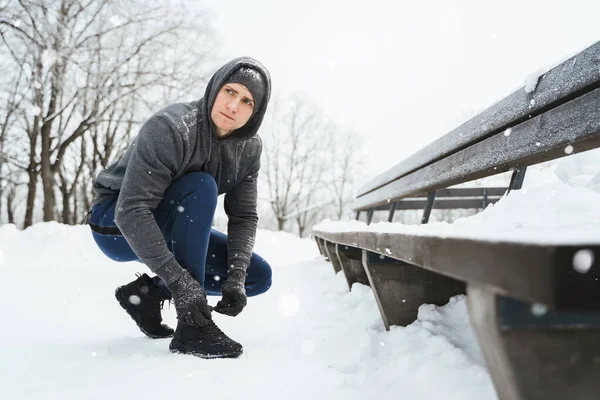 Biegacz Sznuruje Buty Podczas Treningu Zimowego Parku Miejskim — Zdjęcie stockowe