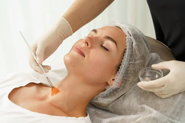 Ung Kvinna Peeling Behandling Skönhetskliniken — Stockfoto