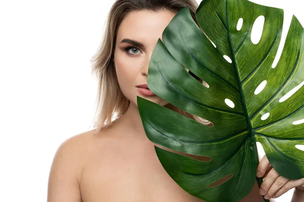 Vacker Kaukasiska Kvinna Med Slät Hud Som Håller Gröna Tropiska — Stockfoto