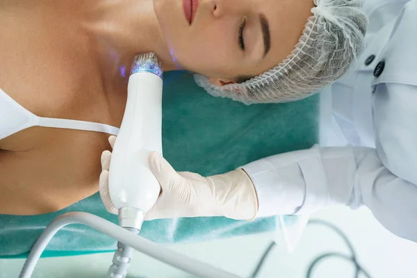 Tıbbi Estetik Kliniğinde Boynuna Radyasyon Tedavisi Uygulanırken Güzel Bir Kadın — Stok fotoğraf