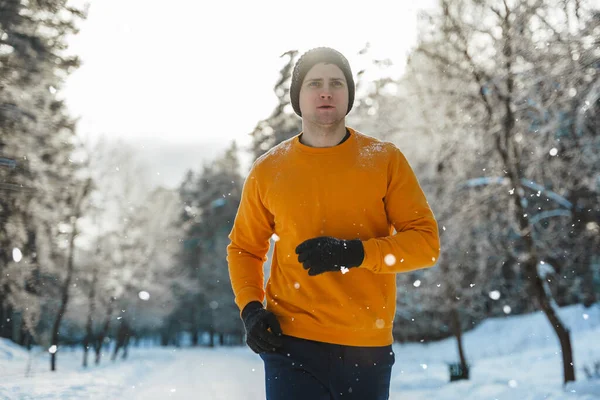 Jonge Knappe Jogger Tijdens Zijn Training Het Winterpark — Stockfoto