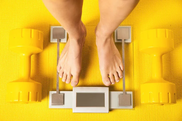 Gros Plan Des Pieds Féminins Sur Balance Moderne Avec Haltères — Photo