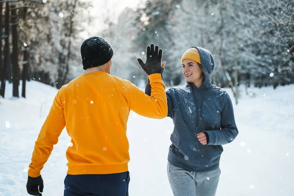 Twee Joggers Begroeten Elkaar Met Een High Five Gebaar Tijdens — Stockfoto