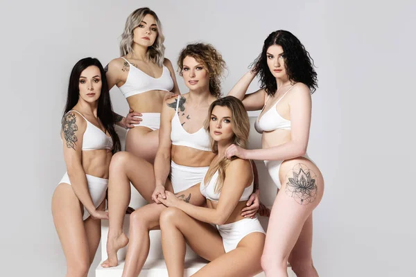 Gri Arka Planda Beyaz Çamaşırı Giyen Bir Grup Güzel Kadın — Stok fotoğraf