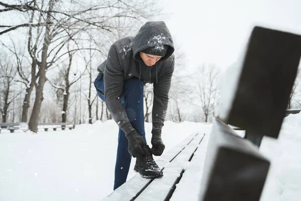 Jogger Man Veters Zijn Schoenen Tijdens Zijn Winter Workout Een — Stockfoto