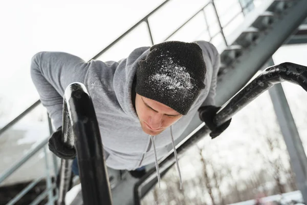Sportowiec Robi Pompki Równoległych Drążkach Podczas Treningu Sportowego Zima — Zdjęcie stockowe