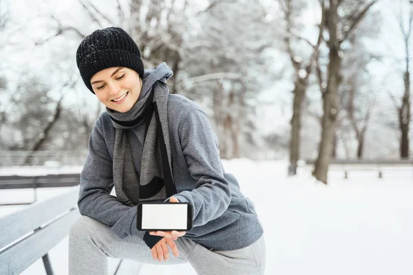 Jonge Vrouw Atleet Toont Smartphone Met Een Leeg Scherm Tijdens — Stockfoto