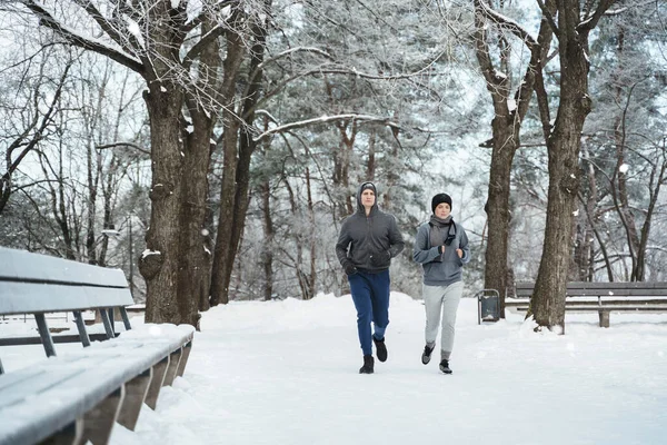 Jong Sportief Koppel Rennen Het Snowy Park Tijdens Winter Joggen — Stockfoto