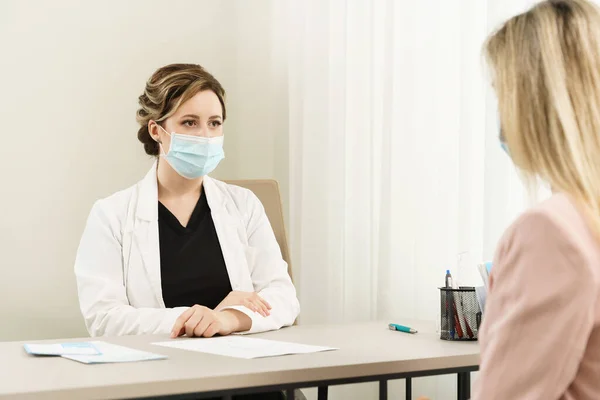 Female Doctor Patient Medical Clinic — Stock Photo, Image
