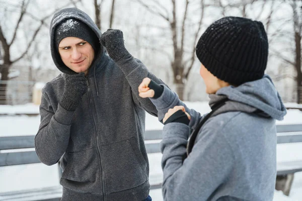 Sportowa Para Sparing Podczas Zimowego Treningu Zaśnieżonym Parku Miejskim — Zdjęcie stockowe