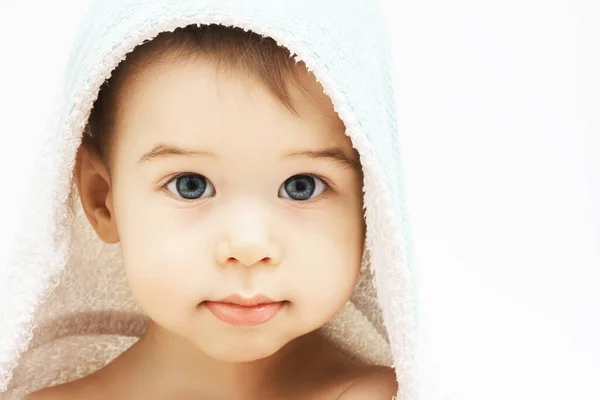 Bebek Hijyeni Bakımı Banyo Yaptıktan Sonra Kapüşonlu Havluya Sarılı Güzel — Stok fotoğraf