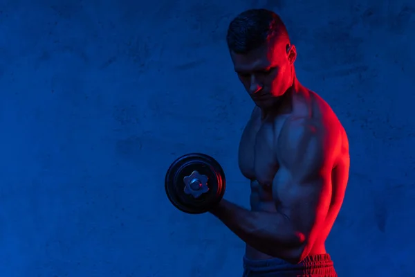 Jonge Gespierde Bodybuilder Man Oefenen Met Een Halter Kleurrijke Neon — Stockfoto