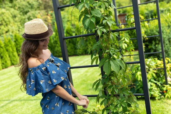 Retrato Una Mujer Hermosa Con Hermoso Vestido Jardín — Foto de Stock
