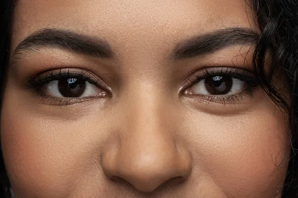 Primer Plano Cara Mujer Negra Con Unos Hermosos Ojos Marrones — Foto de Stock