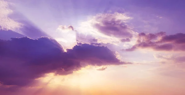 Háttér Egy Gyönyörű Lila Felhők Napsugarak — Stock Fotó