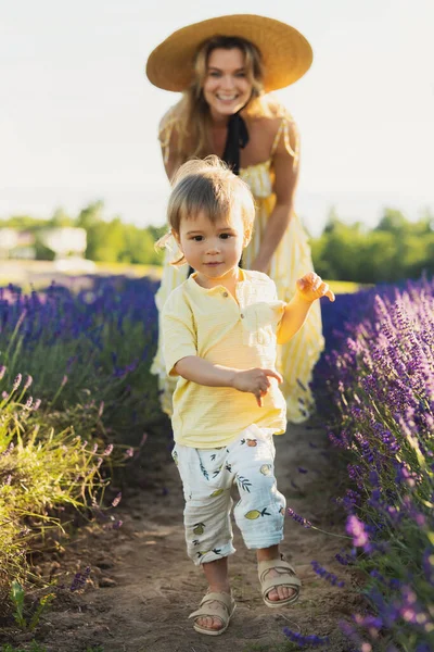 美しい若い女性と彼女のかわいいです息子でラベンダー畑 — ストック写真