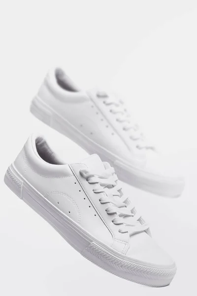 Paar Witte Lederen Sneakers Grijze Achtergrond — Stockfoto