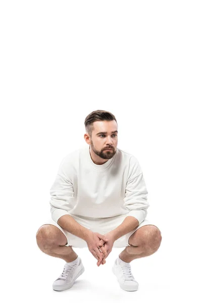 Schöner Mann Mit Weißem Sweatshirt Und Shorts Auf Weißem Hintergrund — Stockfoto