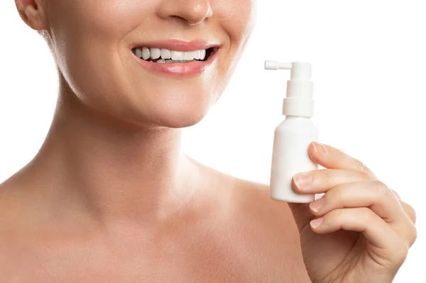 Mulher Sorridente Está Usando Spray Com Analgésico Para Alívio Dor — Fotografia de Stock