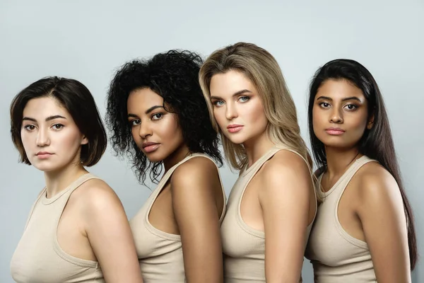Belleza Multiétnica Amistad Grupo Hermosas Mujeres Diferentes Etnias Sobre Fondo — Foto de Stock