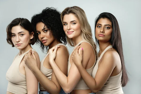 Belleza Multiétnica Amistad Grupo Hermosas Mujeres Diferentes Etnias Sobre Fondo — Foto de Stock