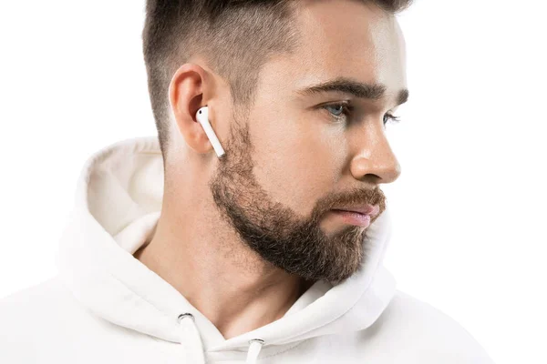 바탕에 이어폰을 사용하여 잘생긴 수염을 남자의 — 스톡 사진