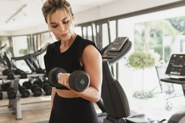 Jonge Atletische Vrouw Oefenen Met Een Halters Sportschool — Stockfoto